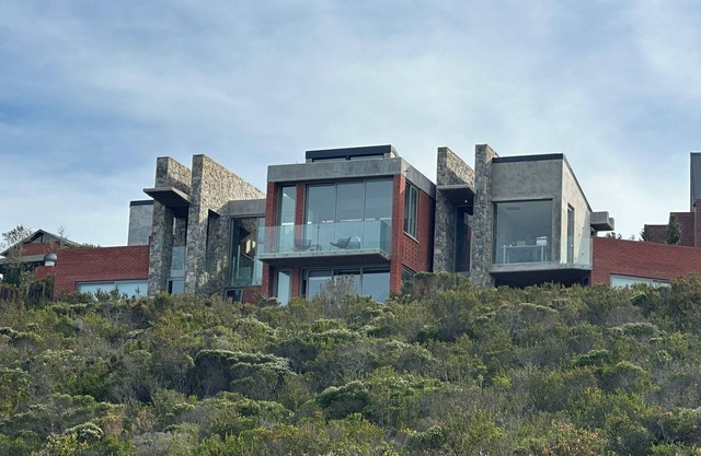 Luxury house in Herolds Bay. Stunning ocean views. Hiking, cycling and golf.