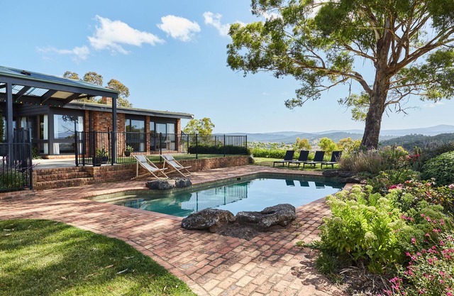 Luxury house with pool, fireplace and stunning Yarra Valley views