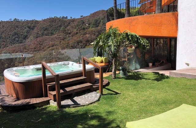 LUXURY IN THE MOUNTAINS. Ideal to relax with family and friends.