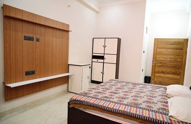 Luxury King-size Room in Ayodhya. 10 minutes from Ram Mandir!