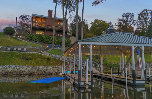 Luxury lake house in SC with mountain views!