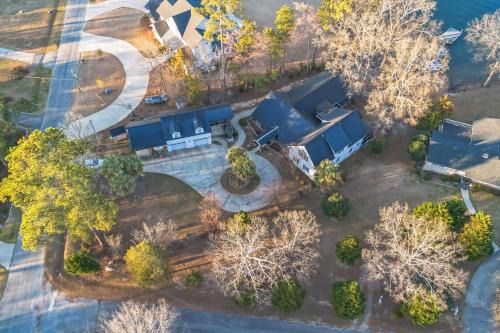 Luxury Lake Retreat w Hot Tub Game Room for 12