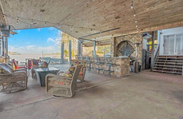Luxury Lakefront 4br: Jacuzzi, Game Room & Wi-fi