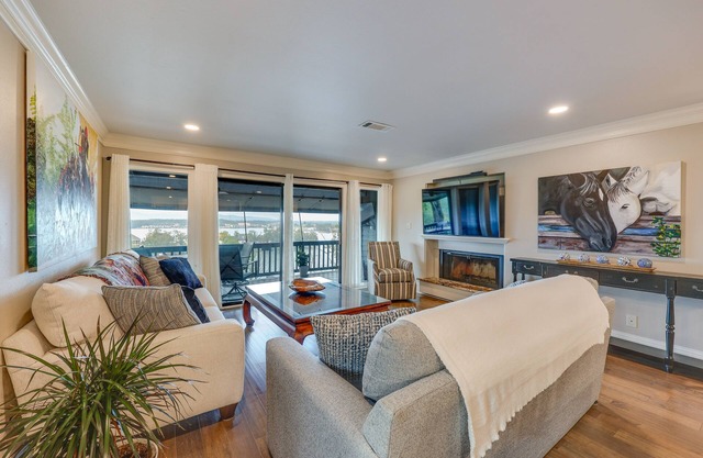 Luxury Lakefront Hot Springs Condo w/Pools!