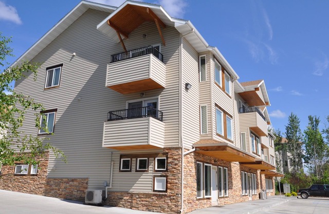 Luxury living, or a business sutie, 5 minutes MSU-B, and the Medical Corridor.