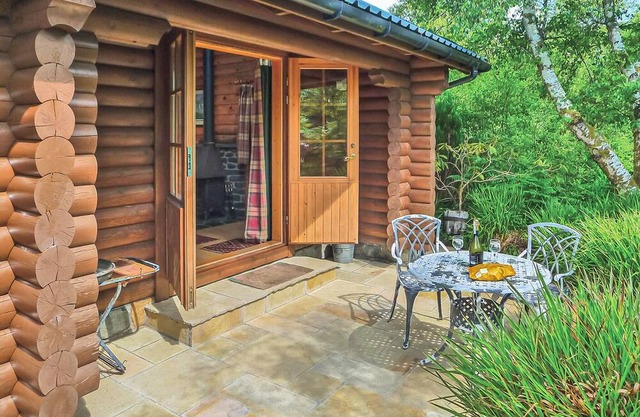 Luxury lodge with king-size four poster and child size single.
