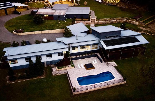 Luxury Mandalong Mansion with Pool & Spa