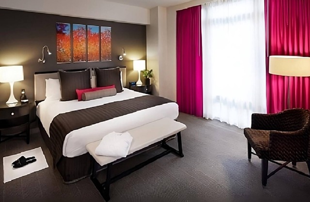 Luxury Meets Comfort! Rooftop Pool and Restaurant! .5 miles from Empire State!