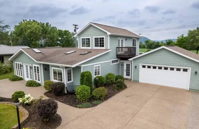 Luxury Mississippi River Vacation Home w Private Dock-Great Fishing Getaway