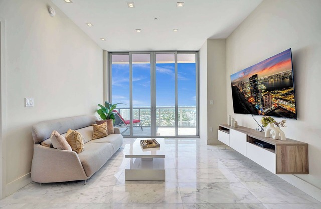 Luxury Penthouse ocean and cannal view 33fl