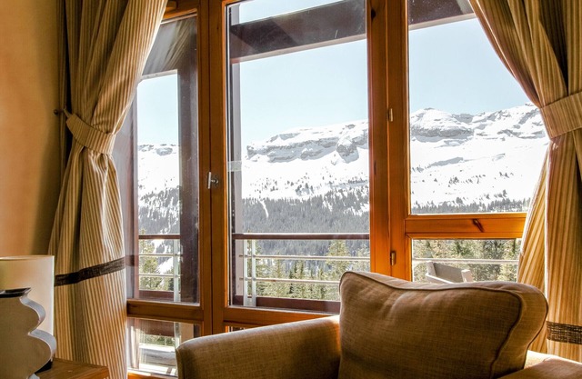 Luxury penthouse 2-bedroom apartment with fireplace and stunning views