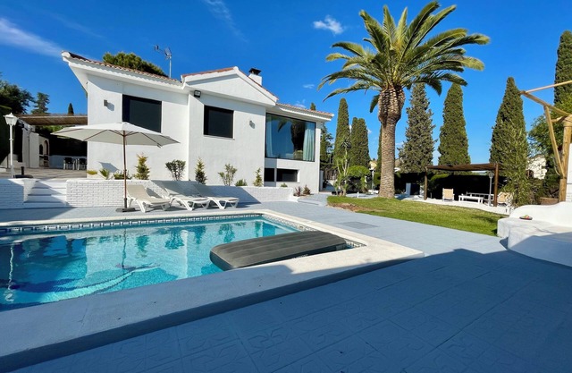 Luxury Retreat in Monteluz: Pool, Gardens & Privacy. Granada