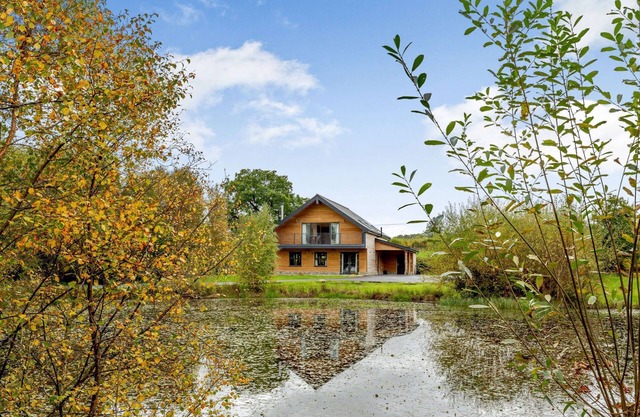 Luxury Rural Hot Tub Lodge with Lakeside Views