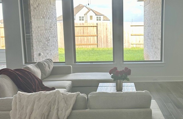Luxury, spacious, 5-bedroom home: central air, WiFi, and resort-style amenities