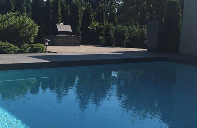 Luxury Stay in West Vancouver | Private sauna, Pool & Stunning Views