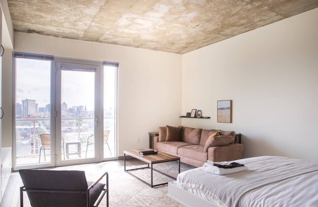 Luxury Studio Apt Near Brady St with Balcony and Lake View