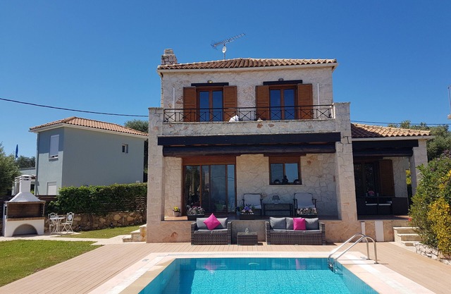 Luxury villa - 3 bedrooms, 3 bathrooms, sleeps 6