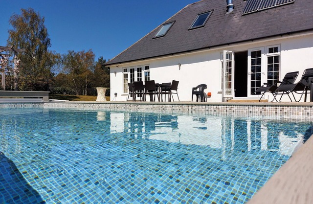 Luxury villa, amazing location, pool, jacuzzi, snooker, cinema & tennis court!