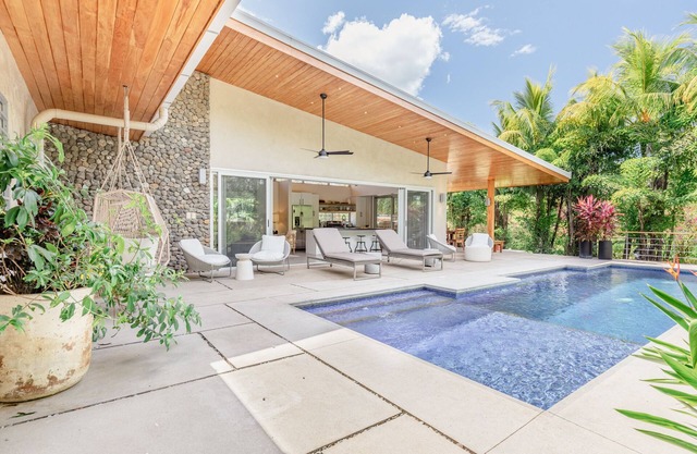 Luxury Villa in Gated Community walk to Guiones