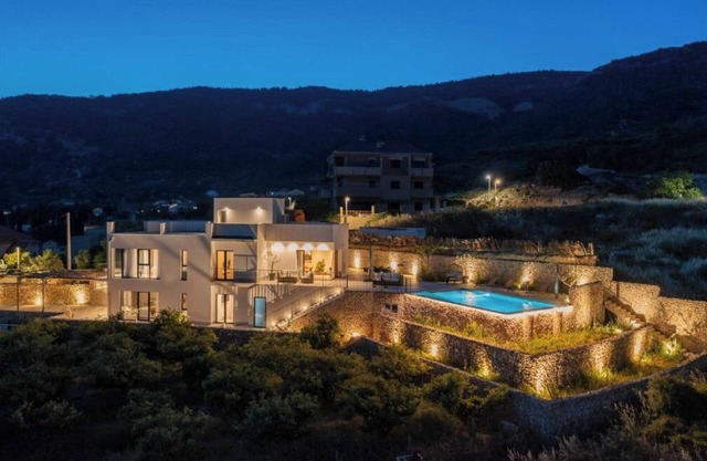 Luxury Villa Envivo Komiža with heated pool and professional gym!