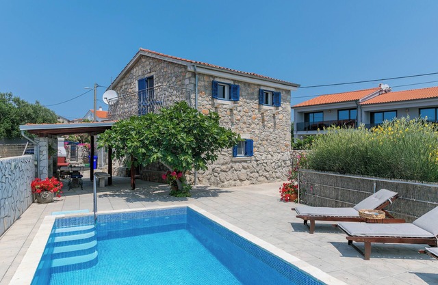 Luxury villa for 4-5 people - 2 bedrooms - 2 bathrooms - pool