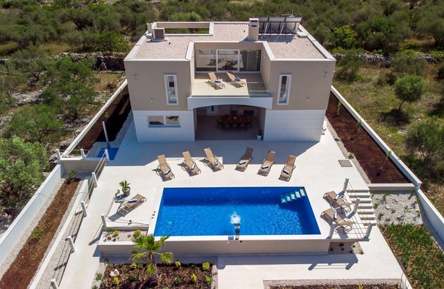 Luxury villa Hileja with heated pool , 15 km from airport. 14 people capacity