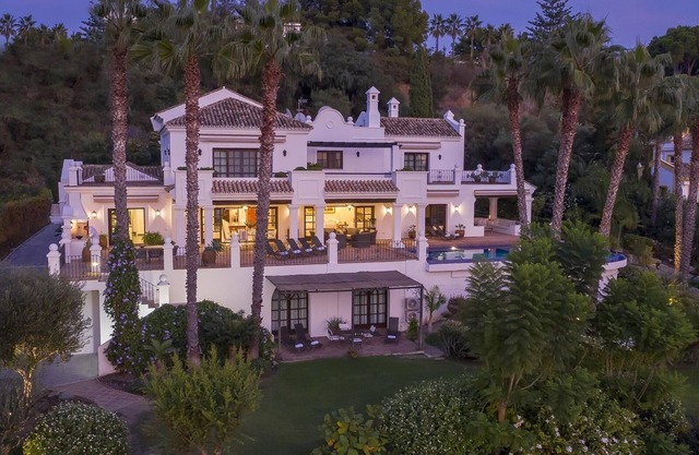 Luxury Villa Sildavia with Pool, Garden, Terrace, Balcony, A/C & Wi-Fi