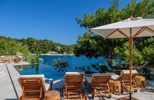Luxury Villa Silent with Infinity Pool