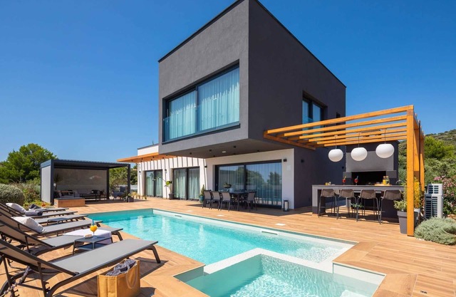 Luxury Villa Silvery with Pool