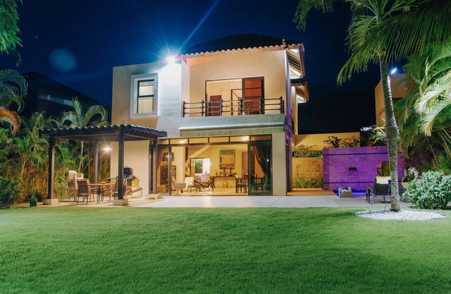 Luxury Villa w/HUGE backyard & Private pool