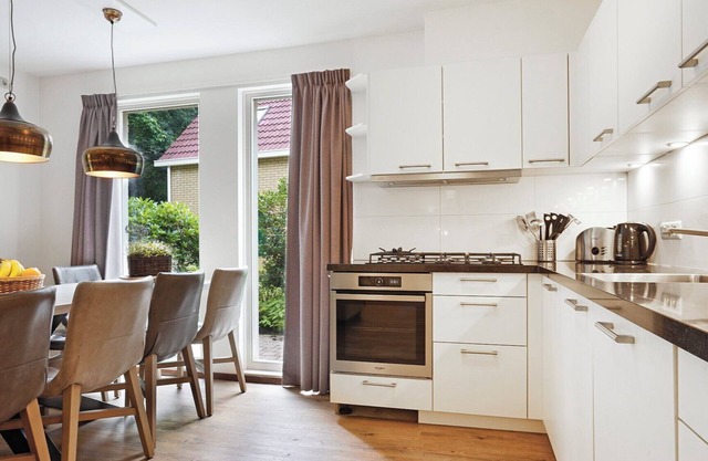 Luxury wheelchair accessible bungalow for 10 people