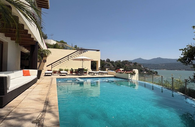 Luxury with Lake View, Swimming Pool, Jacuzzi and Fitness Center