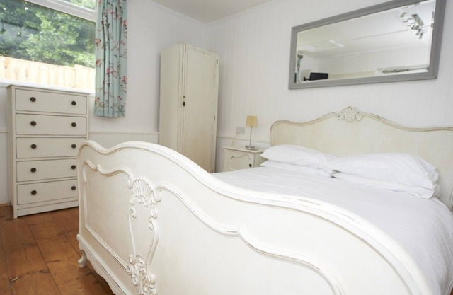 Lyon Court - The Old Stable - Wooden Cabin (sleeps 3), with Pool