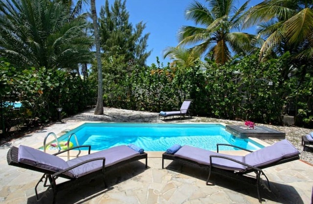 Macassi 4, Charming beachfront villa.