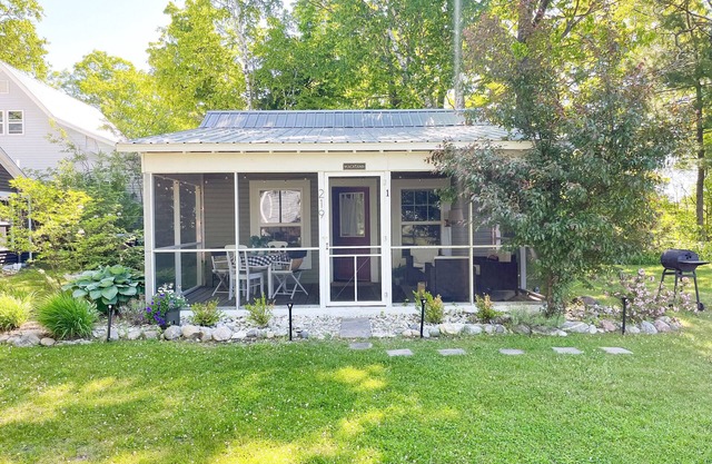 Macatawa- Mackinaw City Cottage, walking distance to town!