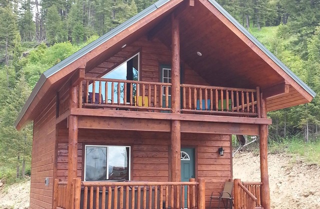 "Madison River Cabin" HOT TUB ON DECK. 14 miles to Yellowstone! Easy Access.