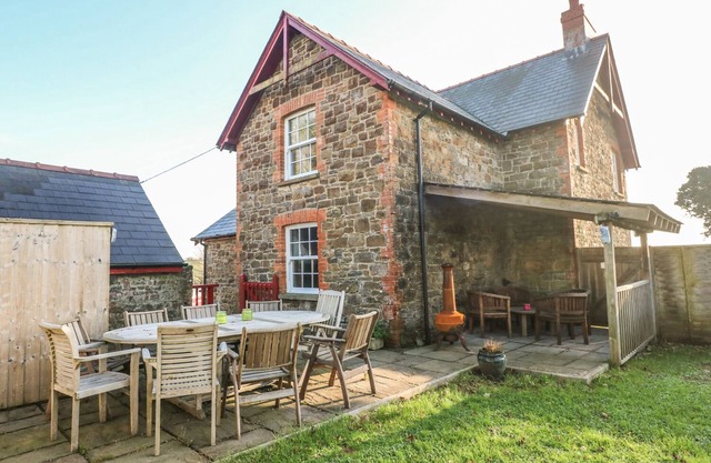 MAESOLAND FARM, pet friendly, character holiday cottage in Laugharne