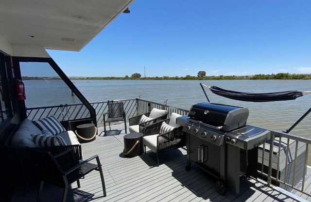 Magical Murray River retreat with Wow Houseboats- luxury, style, & dog-friendly!