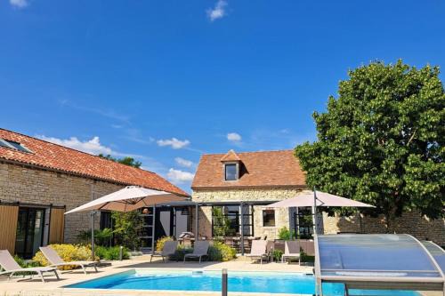 Magnificent Air-conditioned House in an idyllic setting with pool & garden