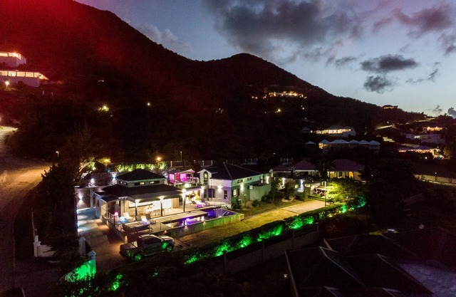 Magnificent contemporary villa on the heights of Saint-Martin.
