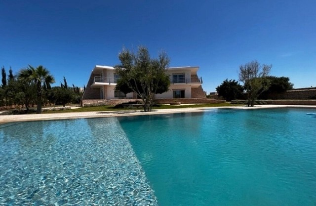 Magnificent country villa with pool and garden