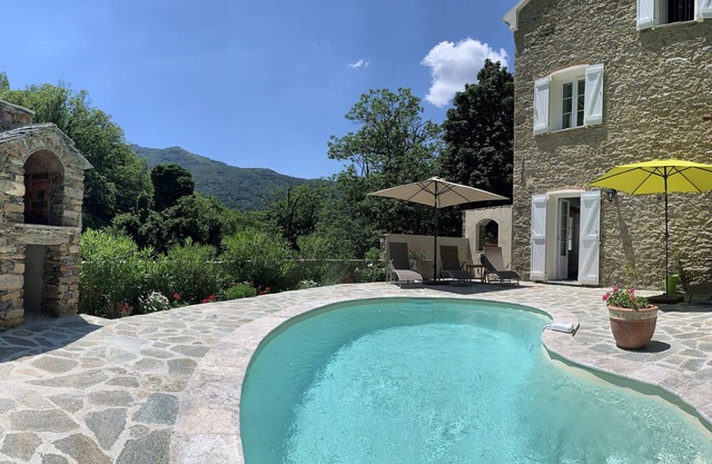 Magnificent dry-stone residence, entirely renovated, on 2 floors, swimming pool.