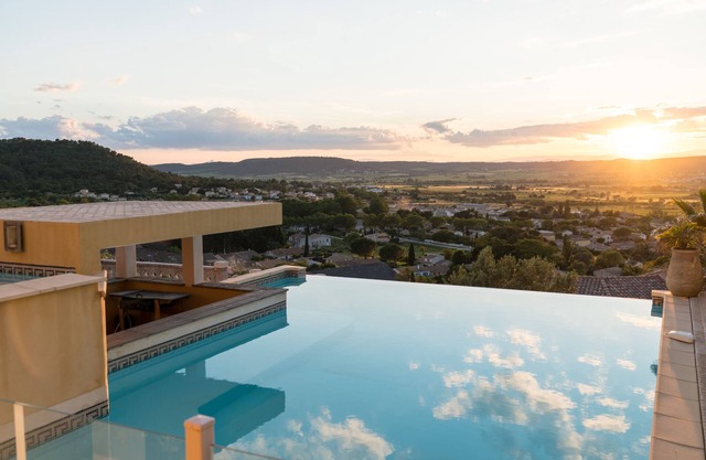 Magnificent Gite with dominant view swimming pool and jacuzzi (L'Olivier)