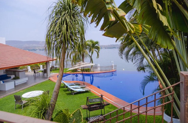 Magnificent Lake Shore Villa with infinity pool, jacuzzi and private pier
