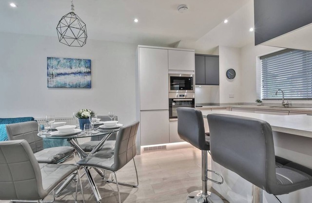 Magnificent, renovated whole house with garden