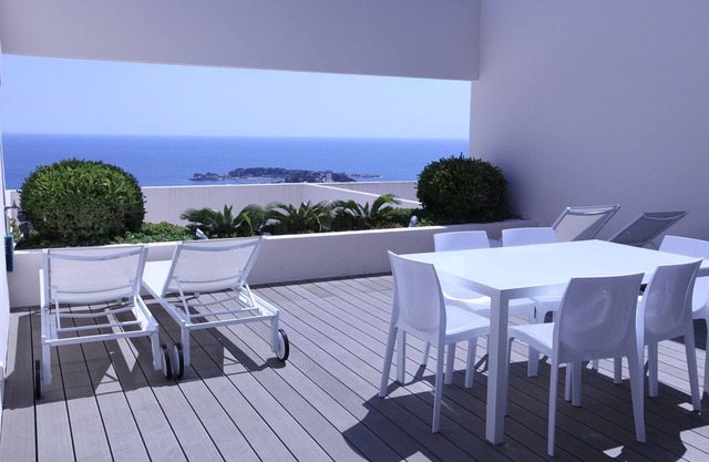 Magnificent sea-view! 70m2 design apartment, big terrace, pool, extras included