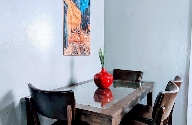 Main Floor 2 beds/Free Parking