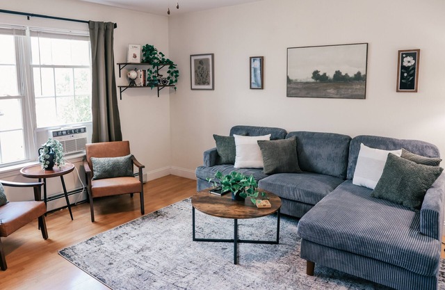 MaineStay Central Bangor Townhouse Near airport & Acadia Park w washer & dryer,