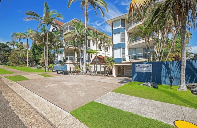 MAINSAIL 3 - Walking distance to Town Beach