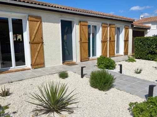 Maison avec piscine et jardin